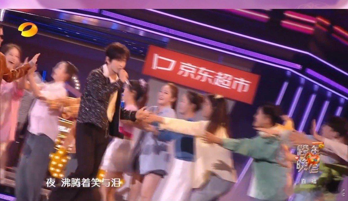 黄晓明五条人各有各的松弛 黄晓明和五条人真的是各有各的松弛感，被复古舞台硬控了，