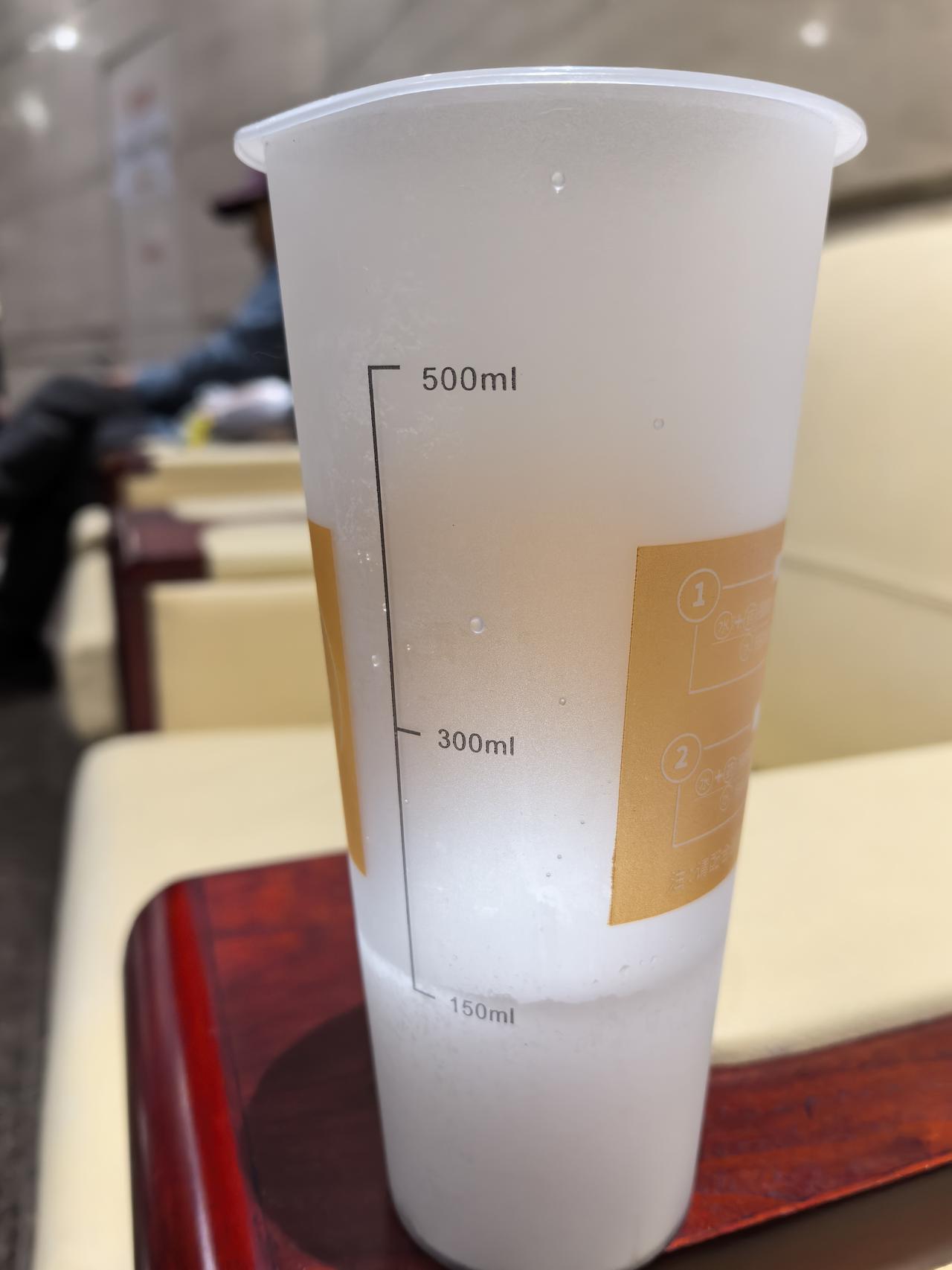 此刻我的状态:躺在沙发上，饿得抓心挠肺，双目无神，浑身无力，看见啥都想吃。
  