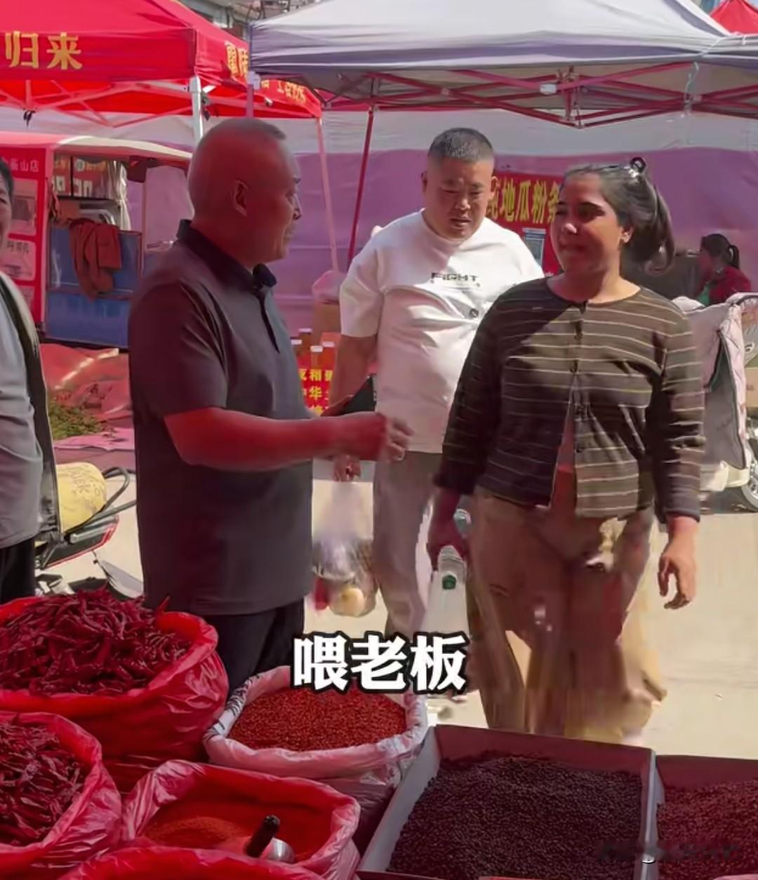 陆游和老陆直播聊天讲起了凯伦娘家人。陆游提起凯伦后妈那个气呀，因为凯伦后妈对凯伦