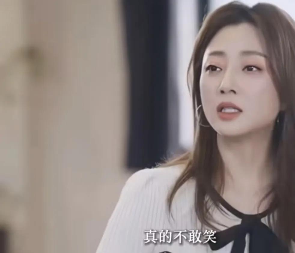 殷桃在节目中说演武则天的时候，根本不敢笑，演威严的时候，一笑那酒窝马上破功。

