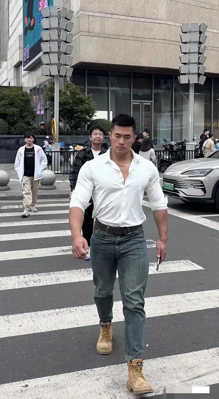 我怀疑没有哪个女人不喜欢这种身材男人，你们说对不对？[what]