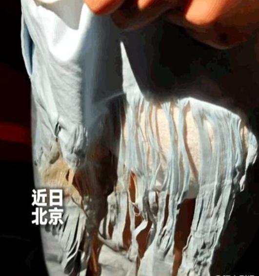 北京，一女子乘网约车前往机场，上车仅10分钟，突然感觉臀部一阵冰凉湿润。
低头查
