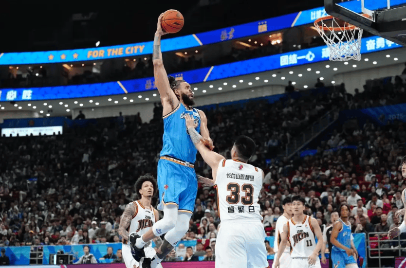 北京晚报：李楠指导首次在北京主场走上了前台，坐在教练席