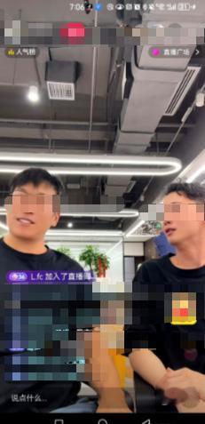 2万人啊！
大半夜的，就这么眼睁睁看着两个大老爷们，顶着能戳死人的十级美颜滤镜，