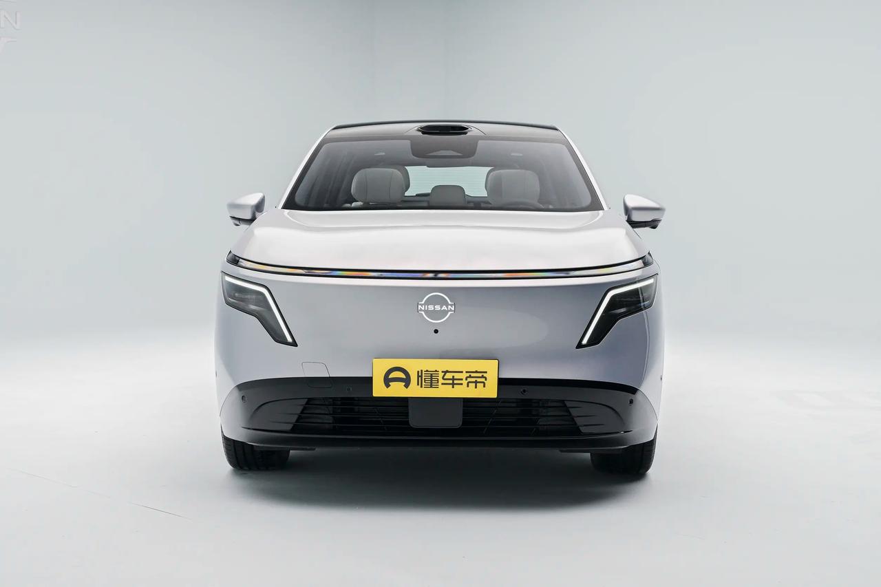 这台日产NX8实车挺有诚意，5座中大型SUV，前脸那2.4米星环灯挺醒目，晚上路