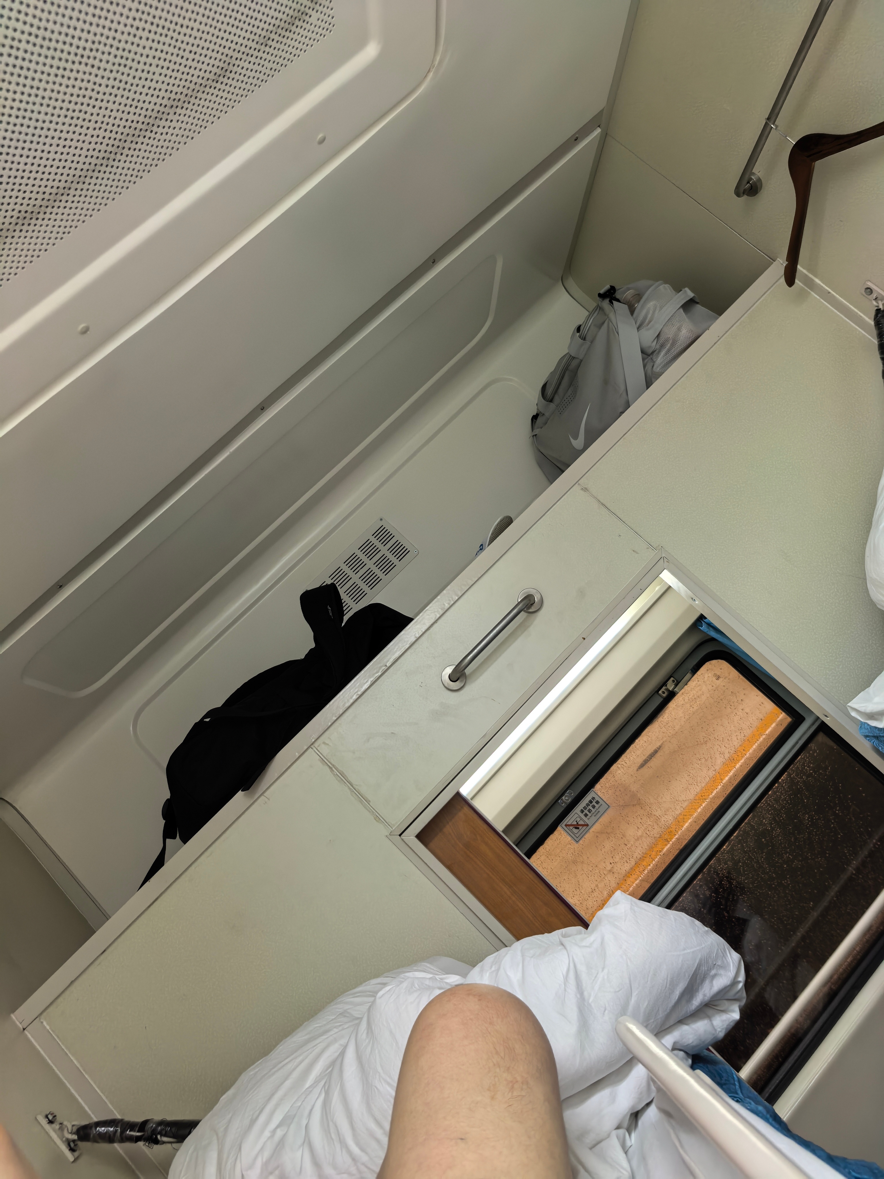 这上卧铺我差点上不来，胳膊搭过去居然抬不动身体，不行，下铺我当着几个男大学生的面