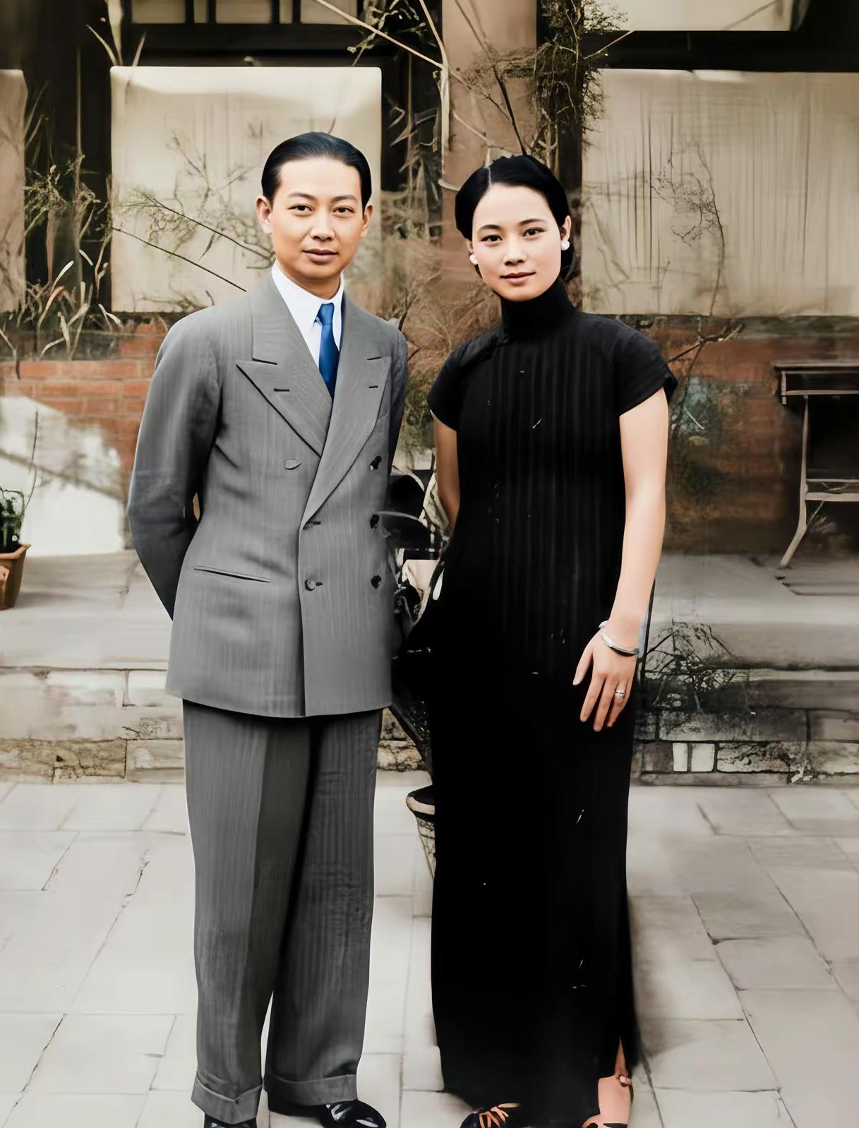 绝版老照片太珍贵！1936年上海自家小院实拍，是梅兰芳与正妻福芝芳真实同框，绝非