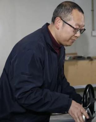夏福彬，现任鸿富锦精密电子（成都）有限公司专理，助理工程师、技师。曾任鸿富锦精密
