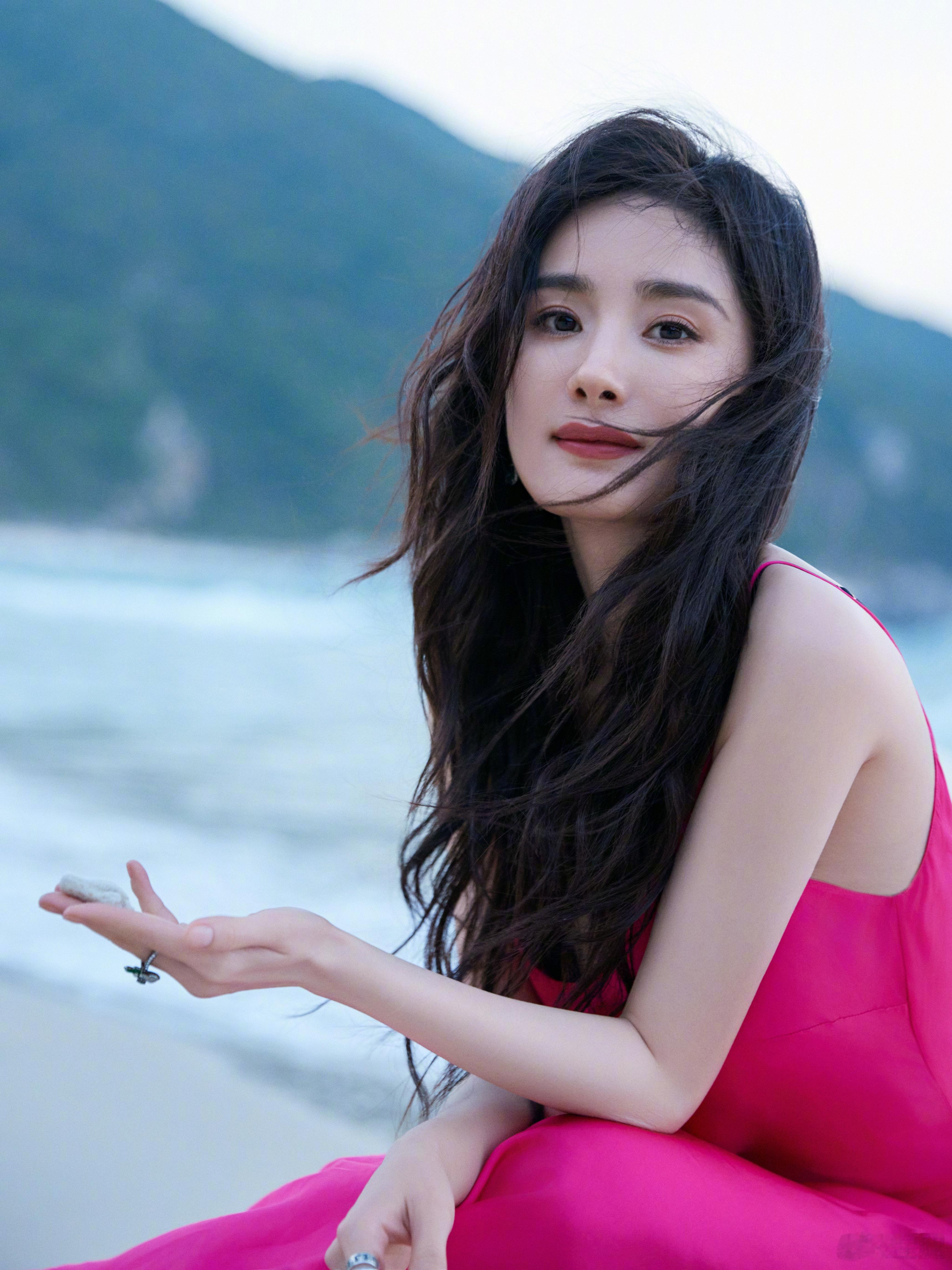 杨幂 💖 2024年第一波美照，粉色甜幂 ​​​