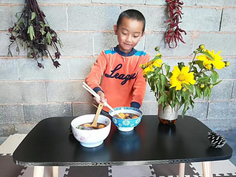 当年隐居生活的第一站——云南抚仙湖畔的小屋，小屋视野开阔，风景极好

小屋原本是