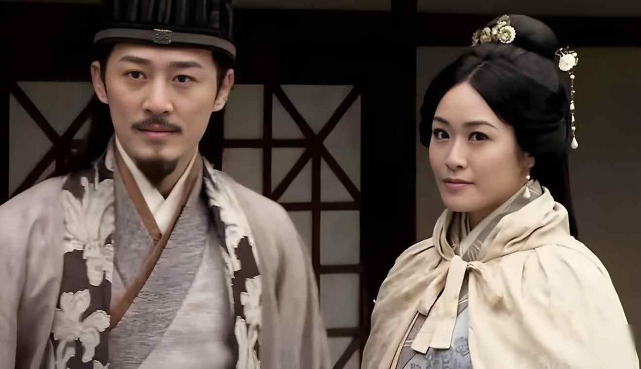 诸葛亮与黄月英大婚，招待完客人，当诸葛亮回到洞房掀开黄月英的红盖头，看到黄月英的