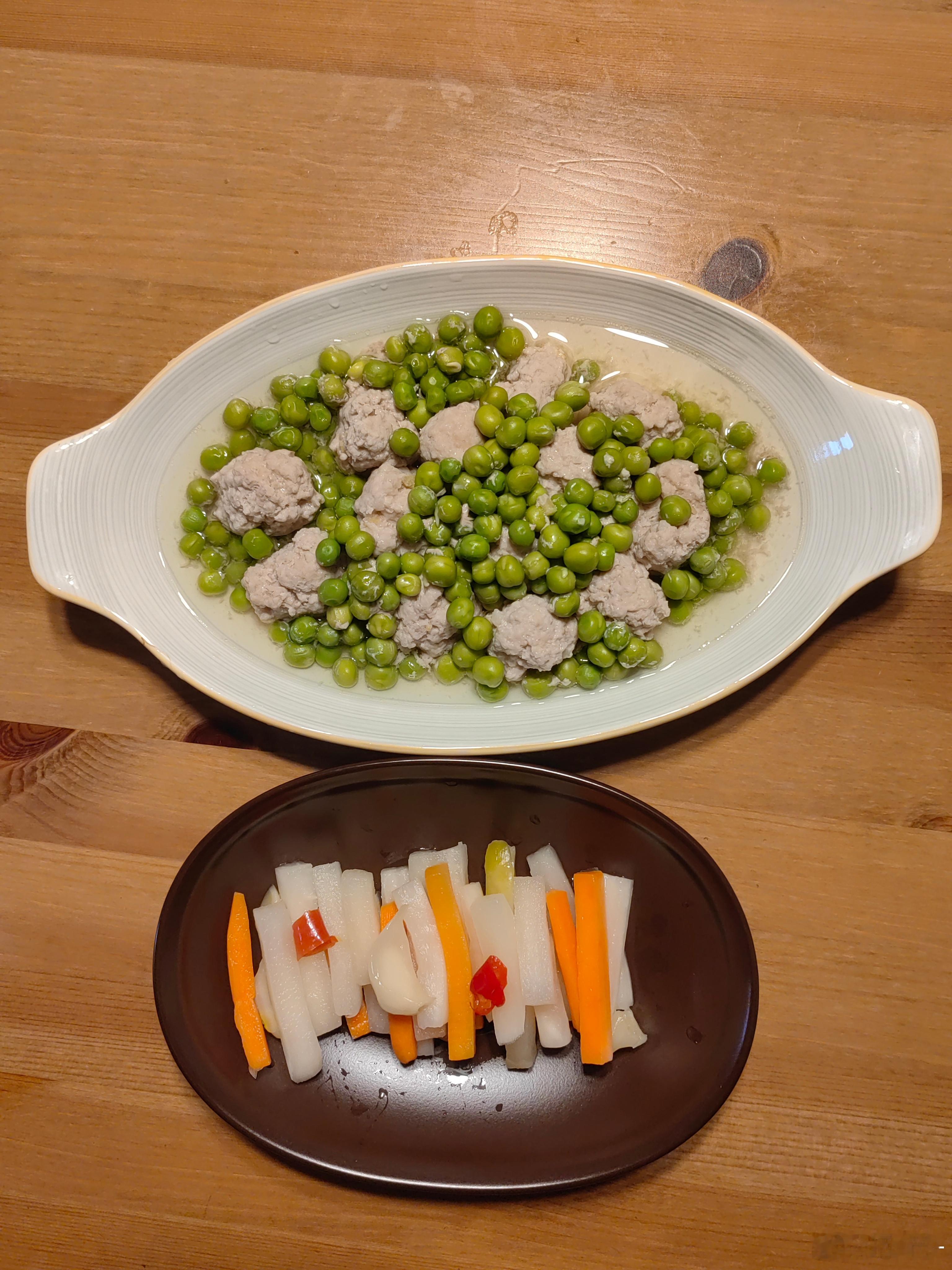第二轮刷脂的第一天，做了个清淡菜：豌豆蒸肉丸。这道菜没淋芡，怕淀粉含量太高影响刷