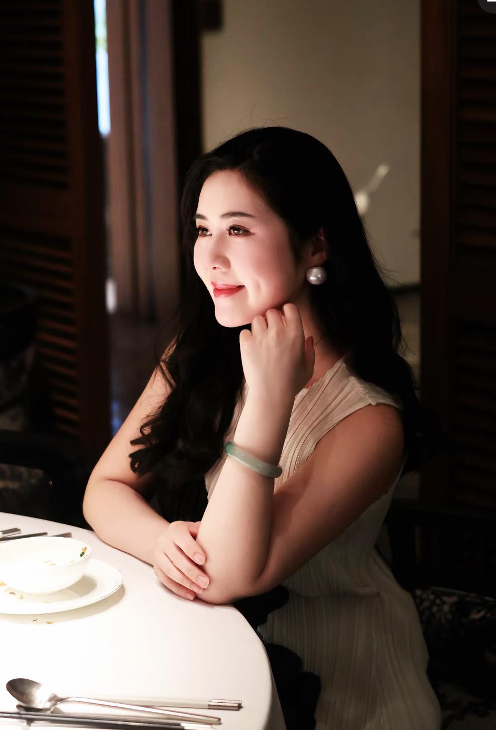 真正厉害的女人是什么样的？
就两个字：无相！感觉她是个沉稳安静的人，可有时她又像