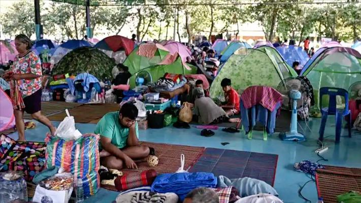 简直乱成了一锅粥，一边是泰国军队强势推进，拿下大片地盘连赌场大楼都攥在手里，一边