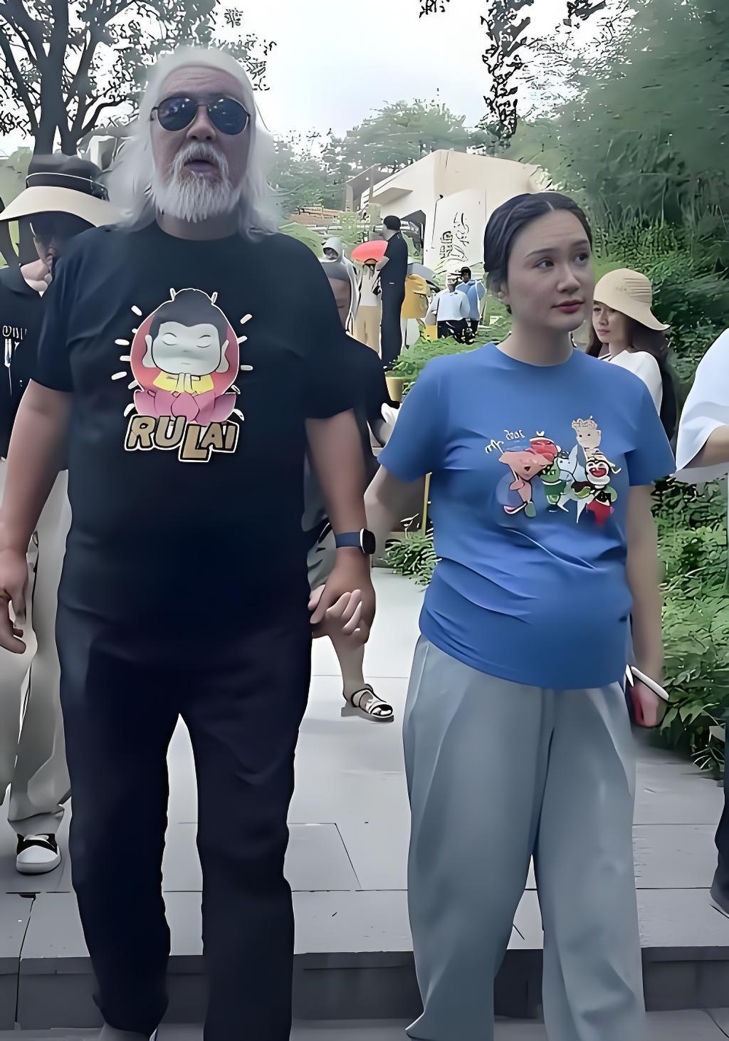 74岁老张牵着孕妻散步，一边领养老金一边领育儿补贴！网友吵翻了，我却觉得这才是真