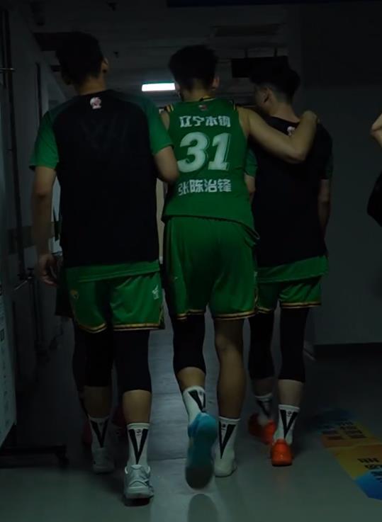 揪心一幕！张陈治锋脚踝意外受伤，赛后被两名队友搀扶着返回更衣室，伤情暂未公布🙏