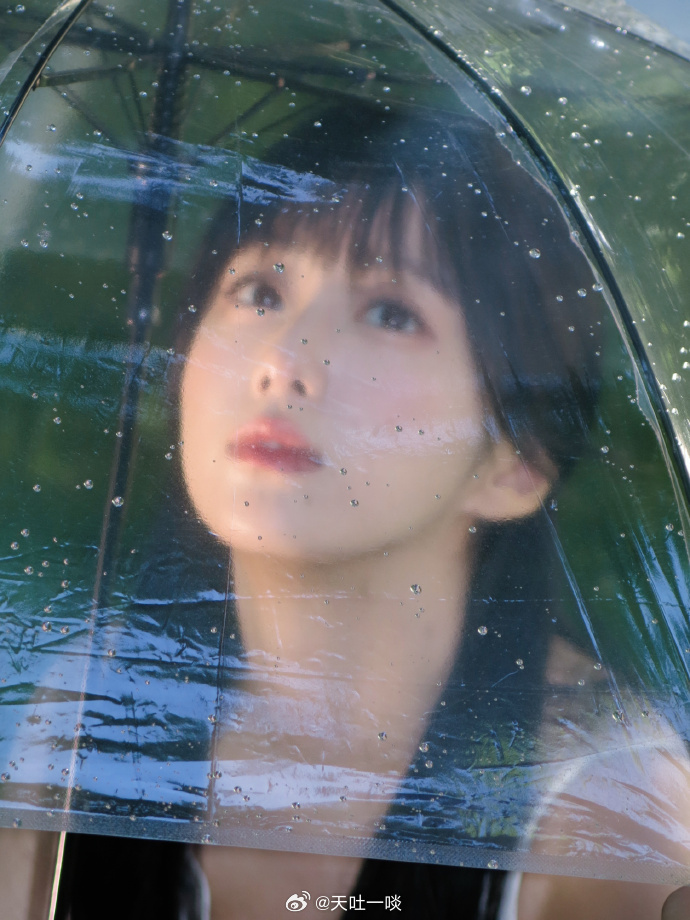 白裙清纯可爱、手捧花束少女感满满——包上恩。每日明星美图分享 另外现在白玉兰视后