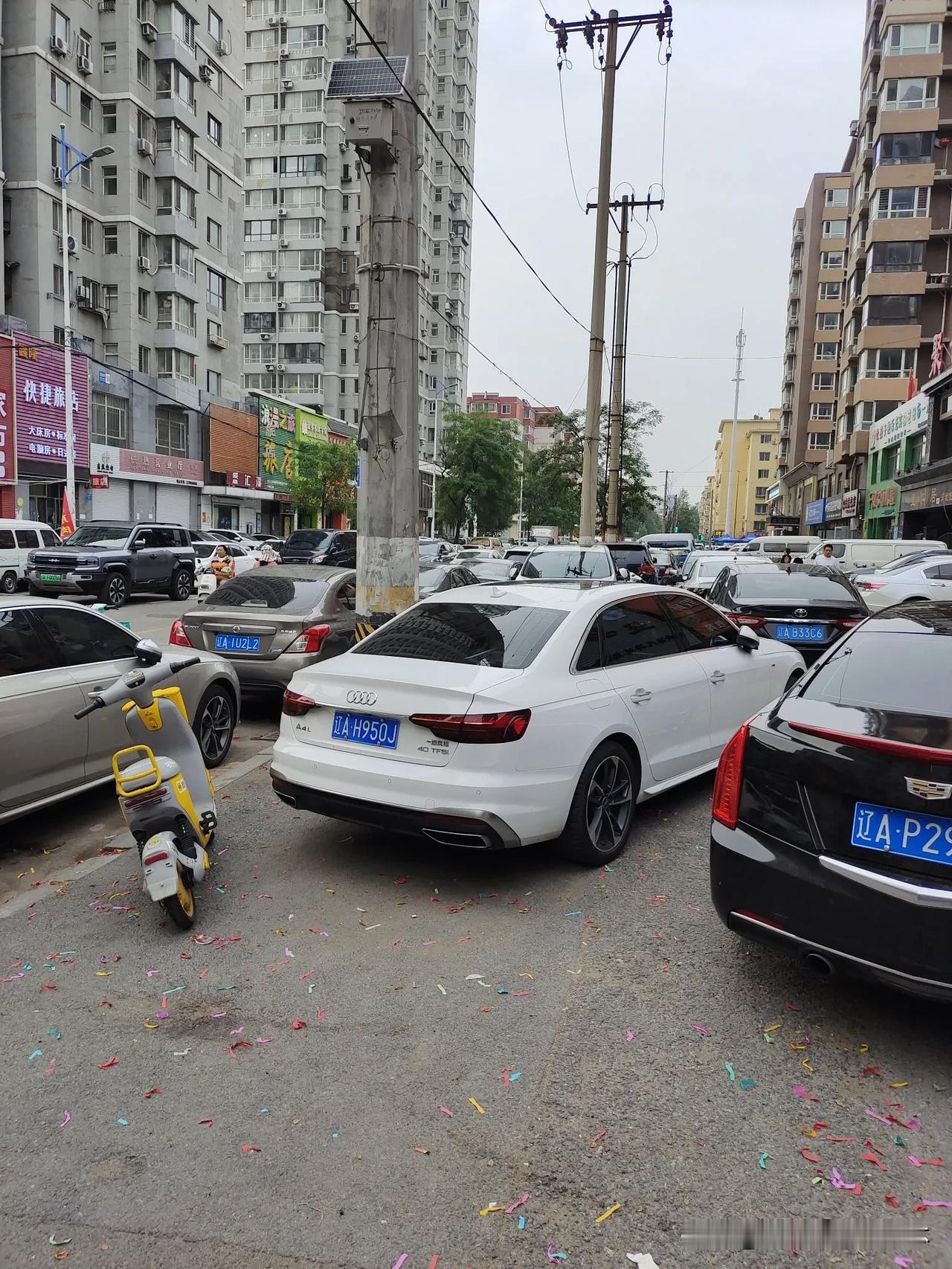 《🚗车满为患！中国怎么了😱？》

😱家人们，你们有没有发现，中国以前是人满