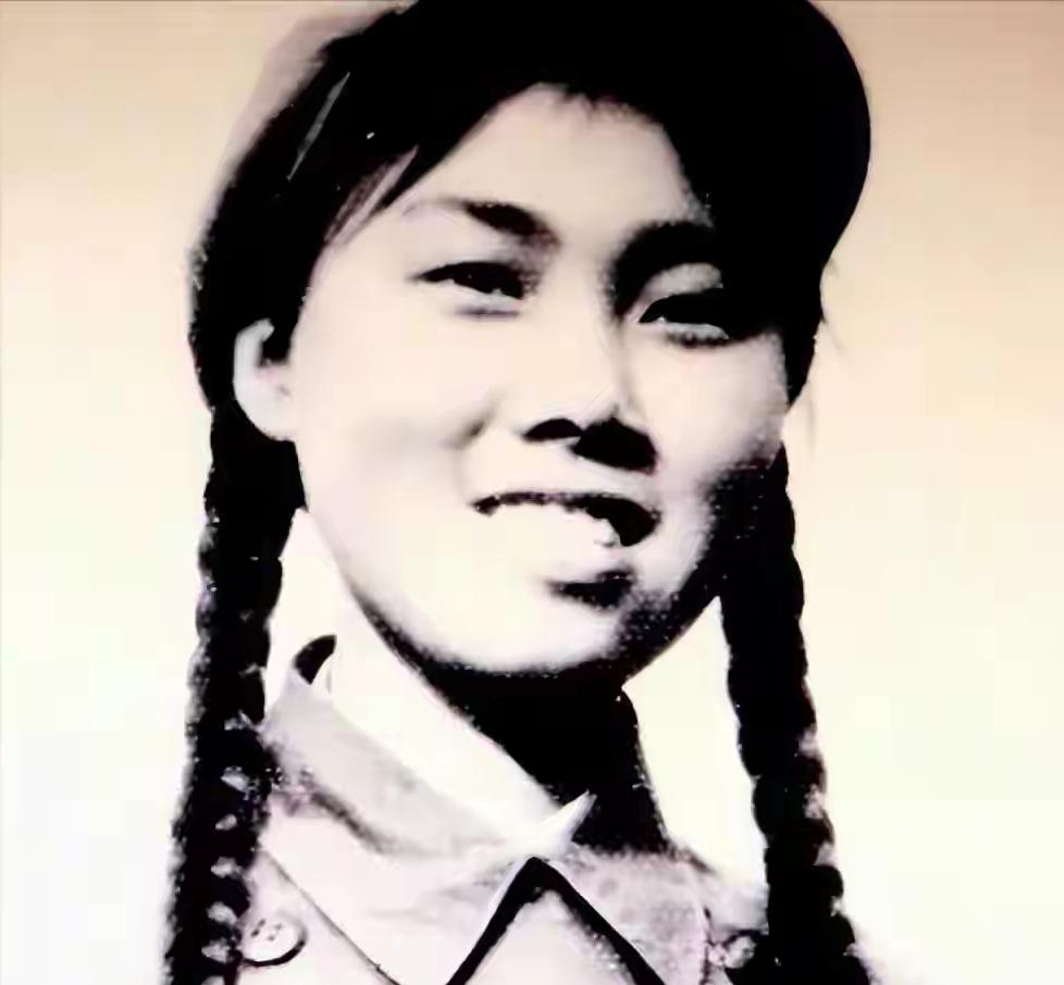 上甘岭上唯一女战士，秦基伟给她当马夫，每天不捐款睡不着觉…
 
1950年，15