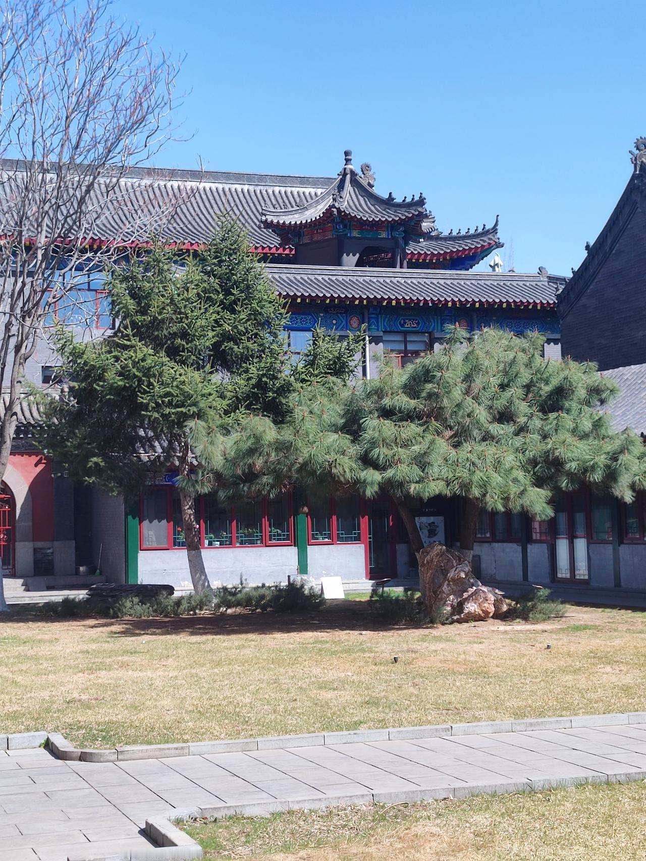 北塔法轮寺后院景色
    沈阳北塔护国法轮寺，历史悠久，建筑宏伟。后院是寺内最