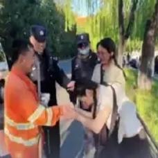 4月28日，美国女孩在故宫丢了手机，本以为肯定找不回来，蹲在护城河边崩溃大哭。没