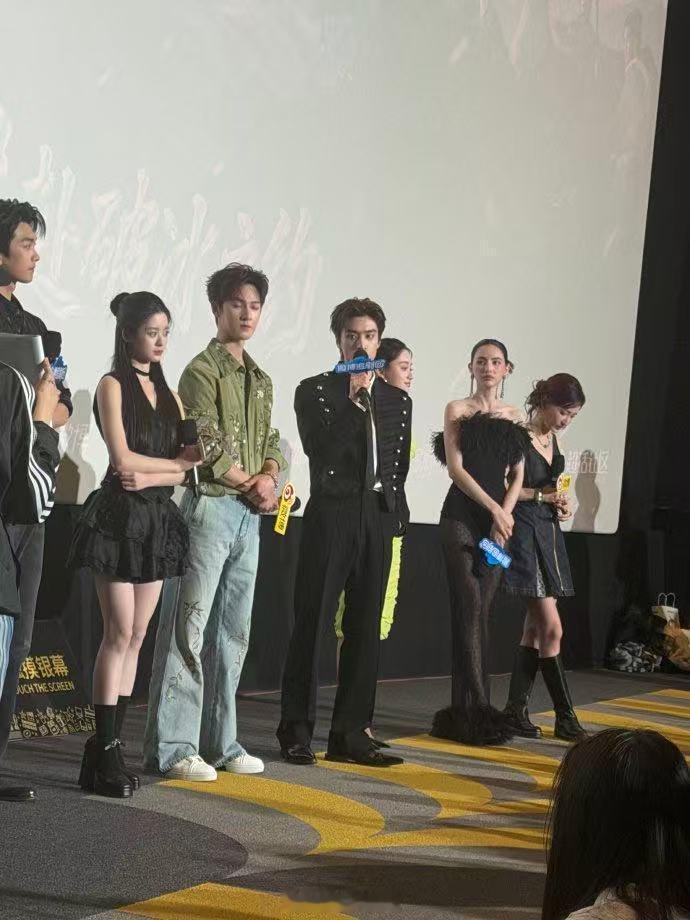 C位给主演张萌站一边 每次合照张萌都默默站最边上，把C位留给主演。这种不争不抢的