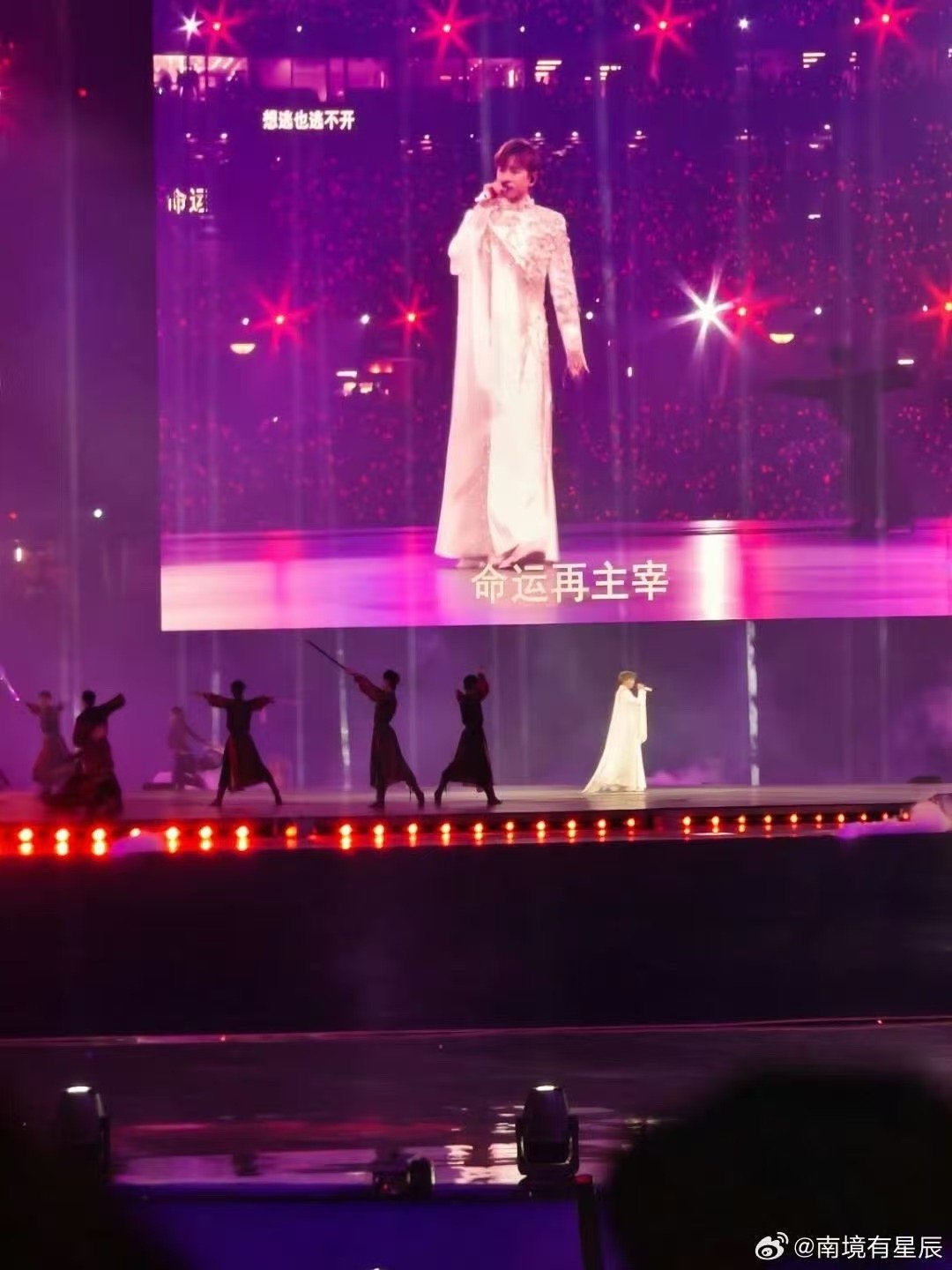 张杰演唱会俯拍视角 救命！刷到张杰演唱会的俯拍画面，这舞美也太舍得砸钱了，群舞配