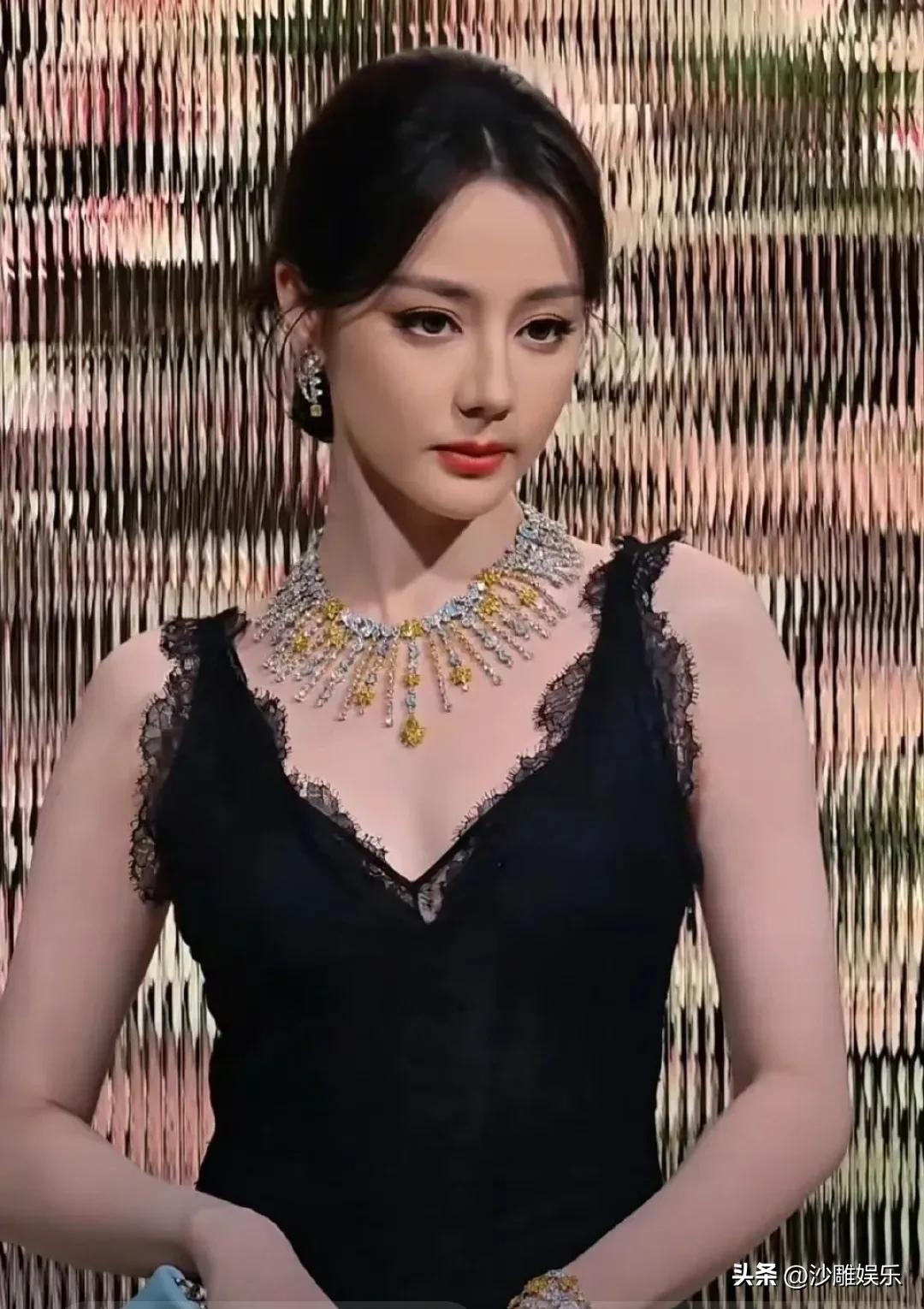 迪丽热巴，太有排面了！
 
3月20日晚，迪奥苏州高级珠宝晚宴星光璀璨，作为品牌