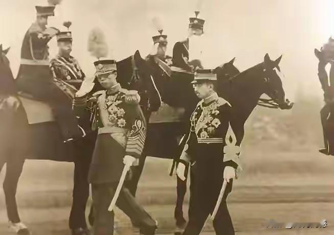 溥仪在日本天皇面前，就是一个彻头彻尾的傀儡，他之所以甘心愿意做这个傀儡，这里面有