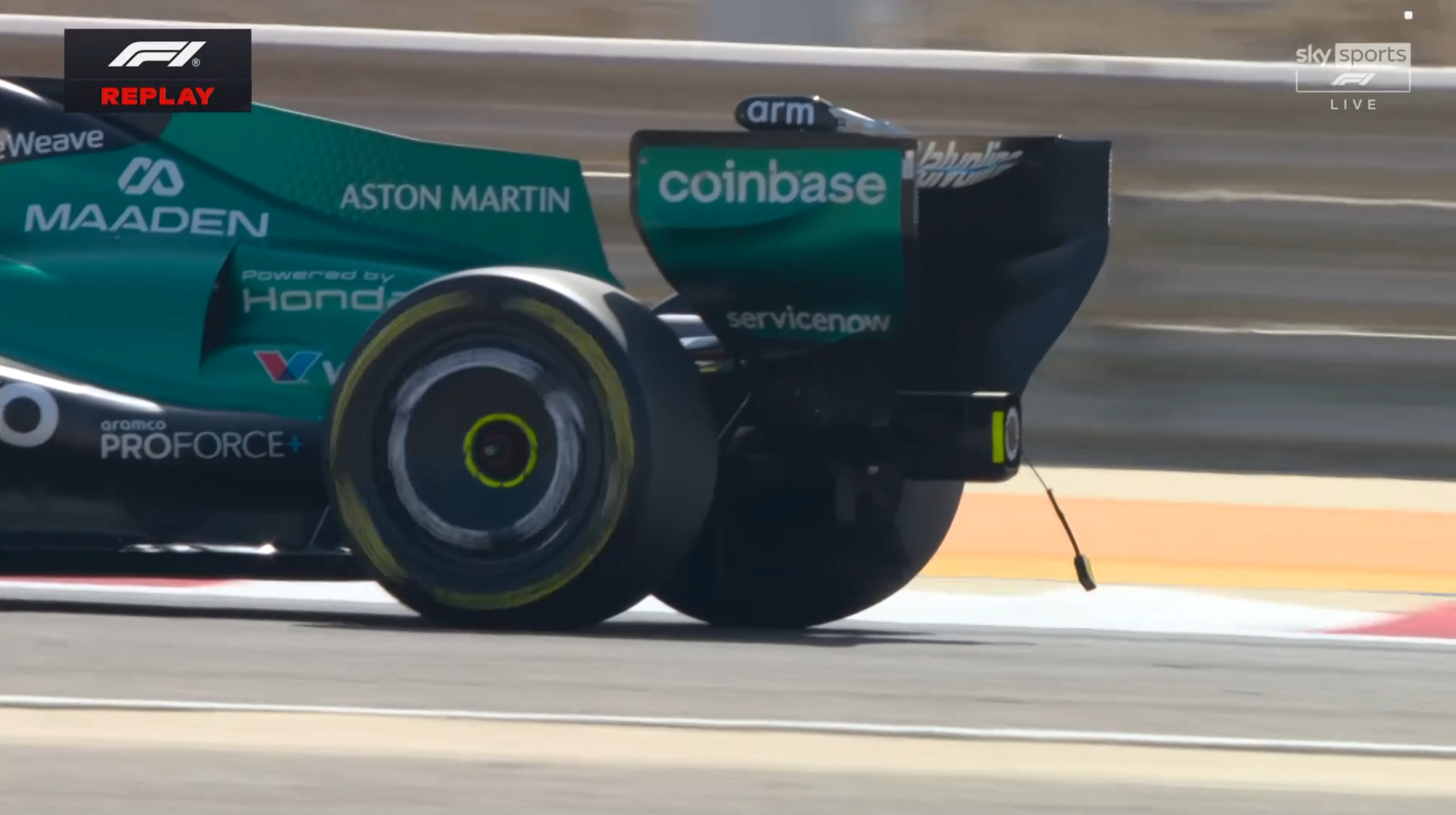 马丁的赛车上一个传感器掉了F12026F1季前测试