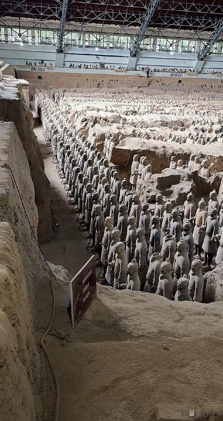 秦始皇兵马俑，绝对是古代的超级战斗方阵！很多人去看兵马俑，第一眼都被那排山倒海的