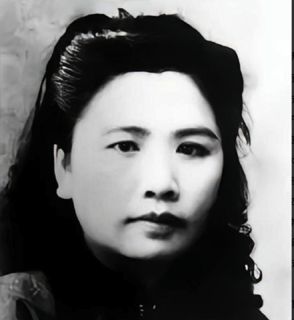 1938年，周恩来派王曼霞打入国民党高层。

1938年深秋的上海霞飞路，咖啡馆
