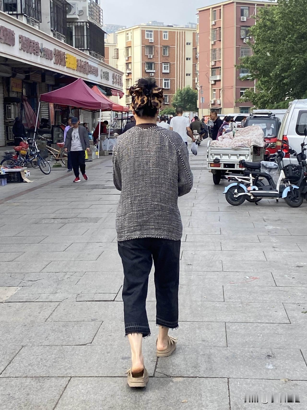 到了夏天，妇女们都爱把长发梳起来，在脑后挽起来，用这个发箍，就像蝴蝶结，又像一朵