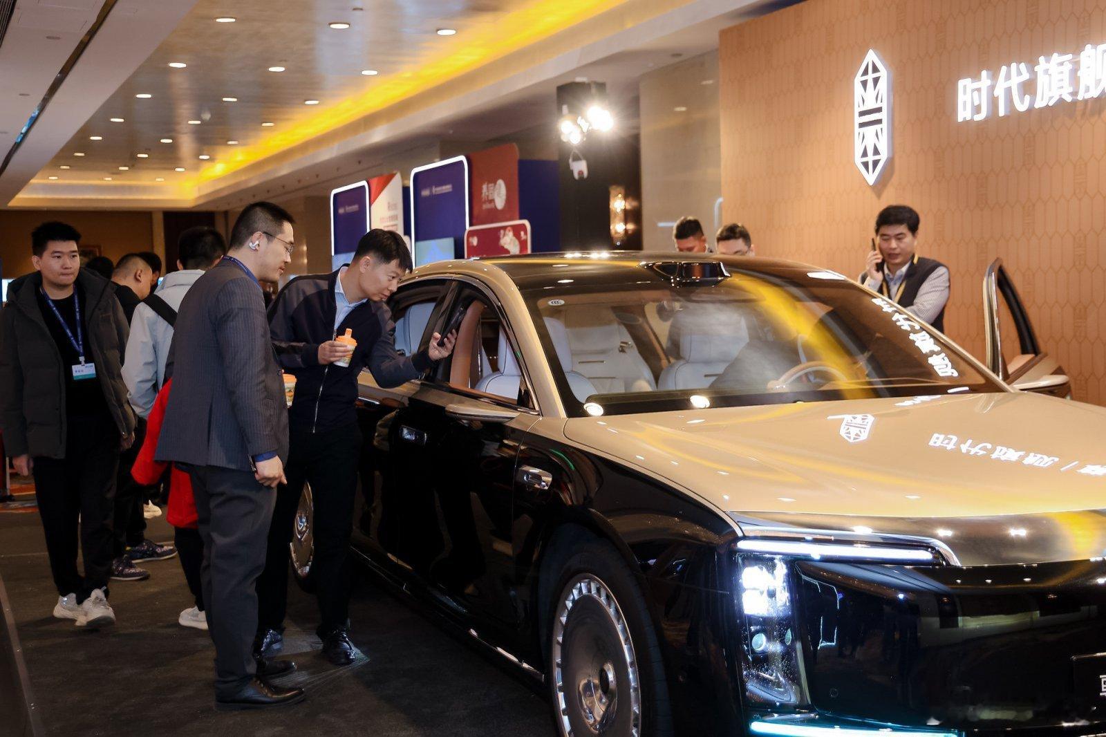 今年企业家圈层流行啥车尊界S800又出镜啦！这次是企业家年会的战略合作伙伴，看看