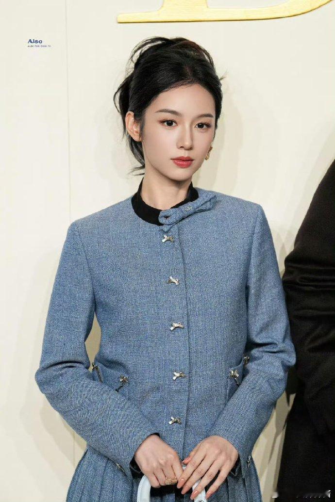 豆包给周也指导的穿搭周姐这是把霸总文里的衣柜搬到现实来了吧？！这豆包也是有意思的