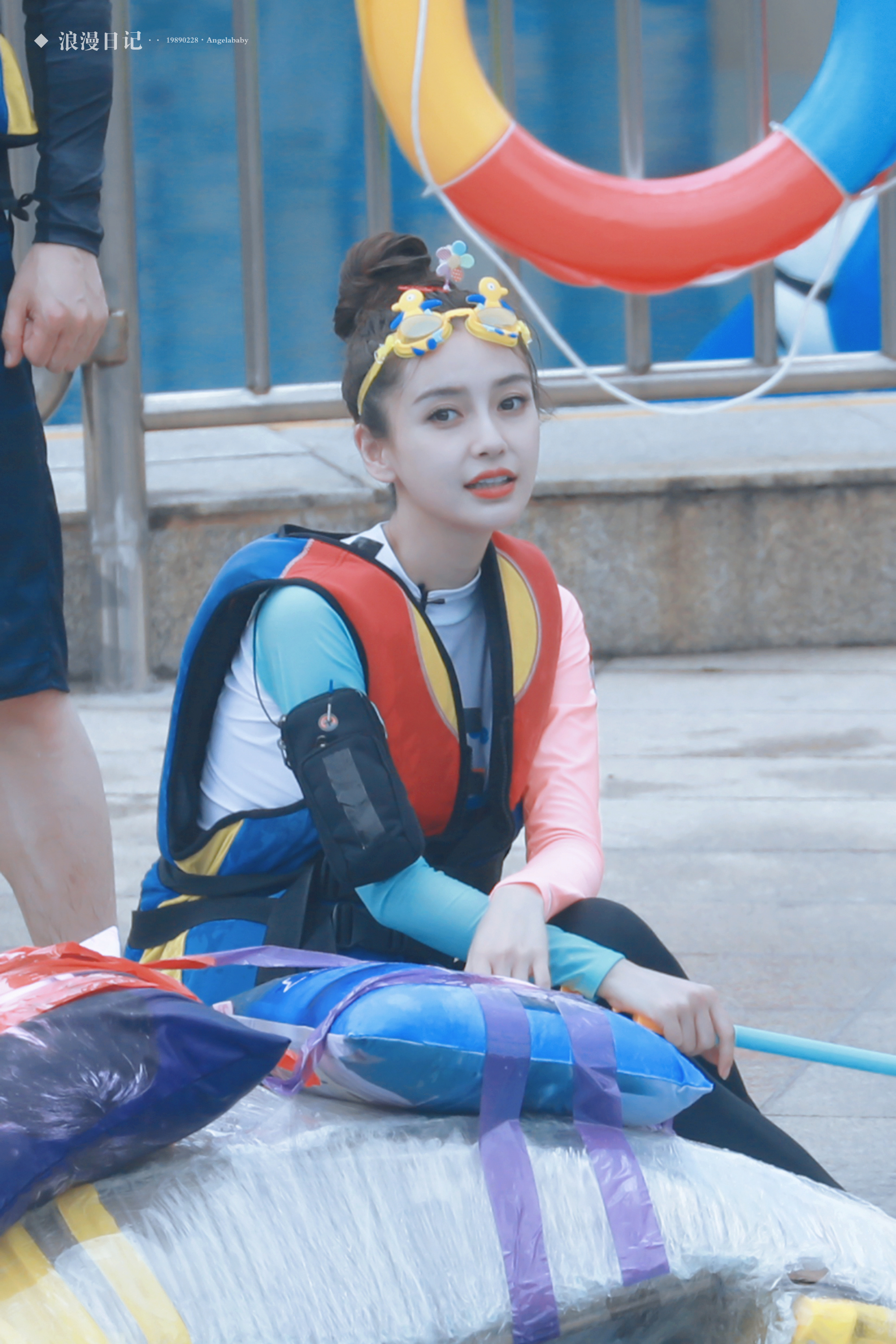 angelababyangelababy 清凉一夏小板这里室外温度32°，你们那