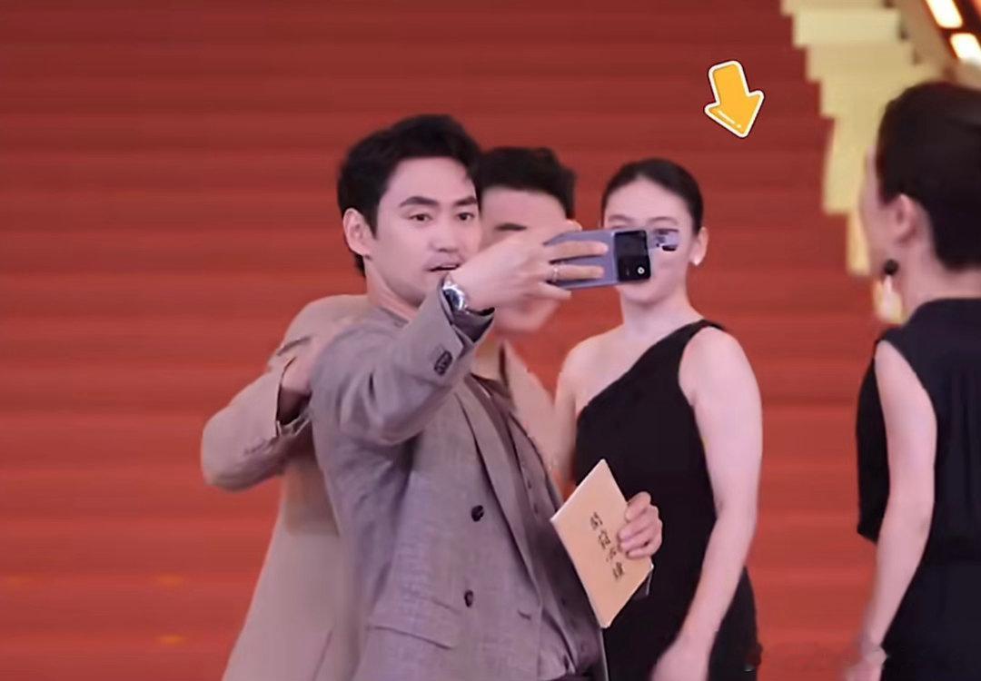 明星走红毯也喜欢看热闹上影节红毯袁弘撤退式离场上影节红毯名场面有！袁弘的「撤退式