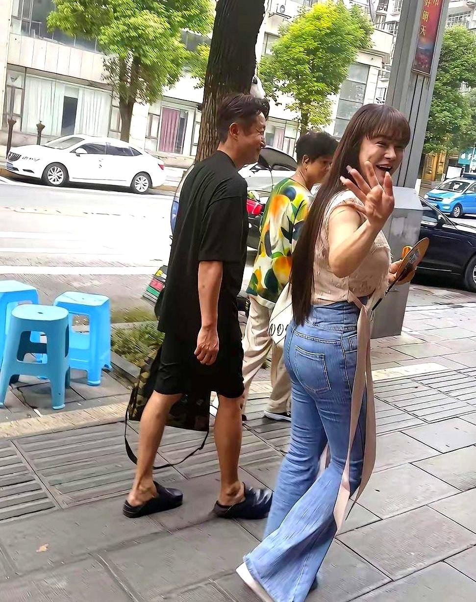 手里要是攥着两个亿的存款，你每天早上醒来第一件事是干嘛？
是不是得先躺在被窝里算