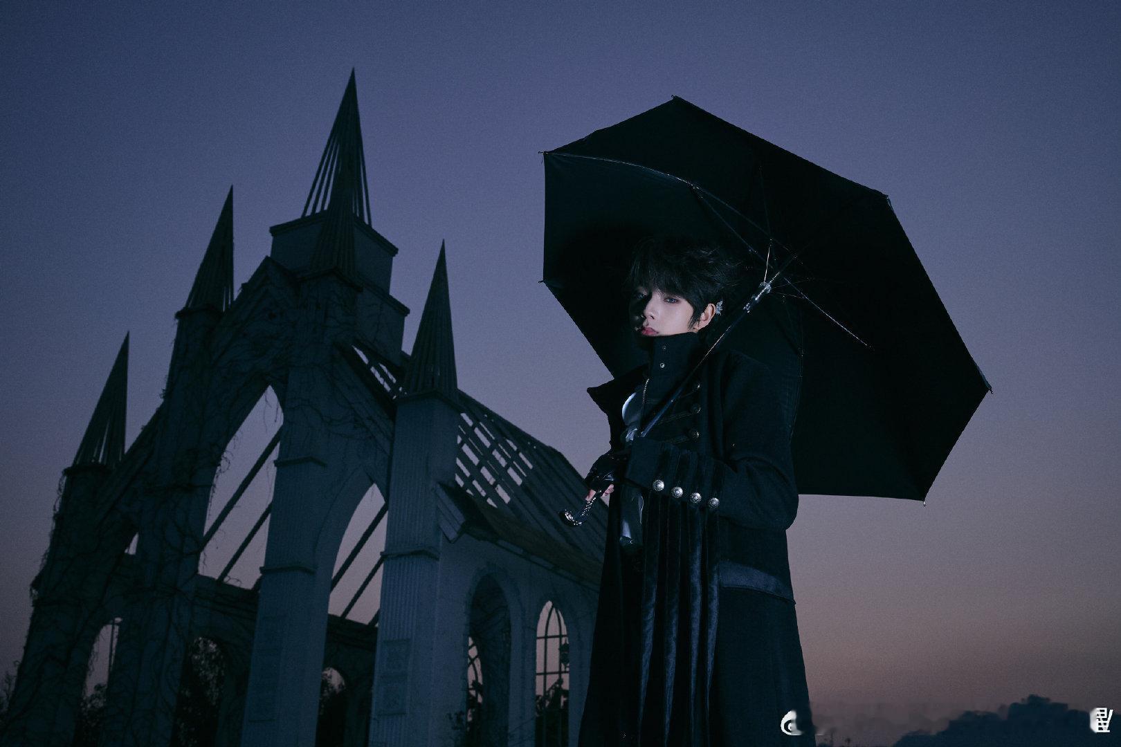 王橹杰16岁生日大片王橹杰16岁了16岁的王橹杰携18万爱意前行。主唱的清亮声线