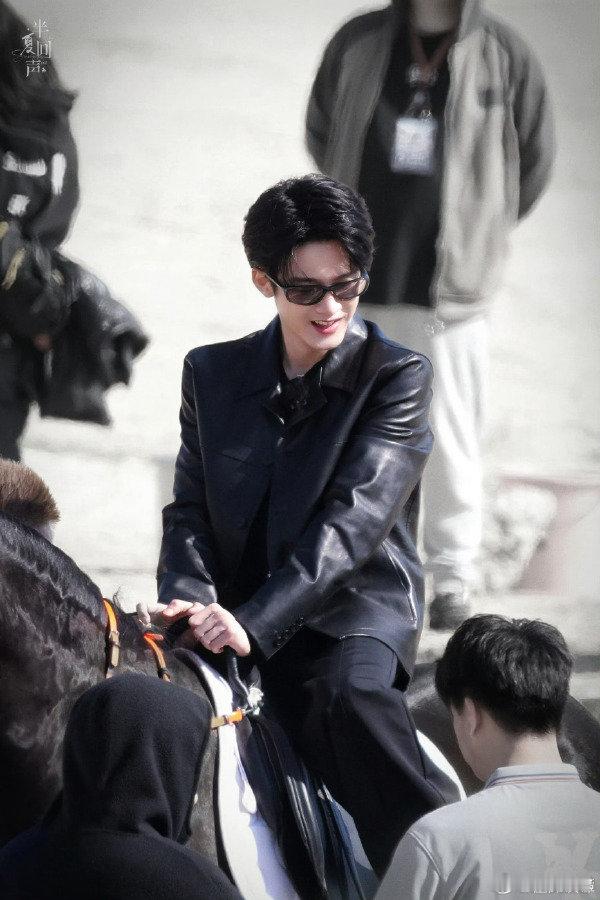 檀健次鲜衣怒马少年具象化阳光洒在身上，檀健次骑马驰骋沙滩，这画面就是鲜衣怒马少年