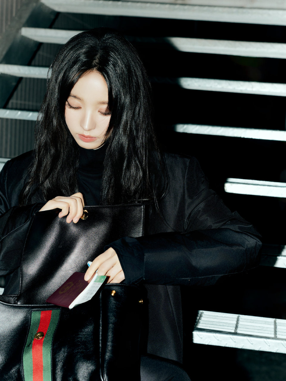 田曦薇 Gucci出发图女王既视感太酷了 田曦薇西装露额头