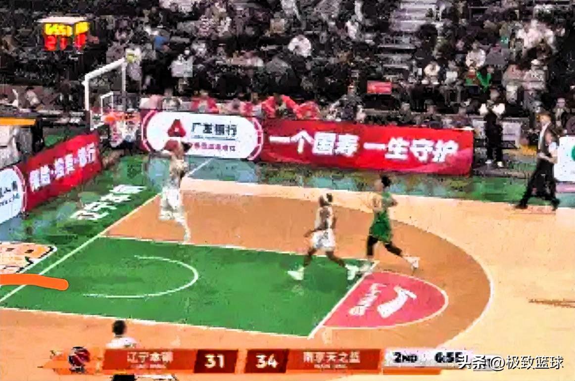 南京男篮小将郭昊文真是天赋满满啊！在今晚南京对阵辽宁的第二节比赛中，郭昊文快攻反