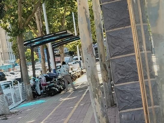 大课间我在操场走走，围墙外有个中年女人，引起我注意，她由西往东走过来，没有带孩子