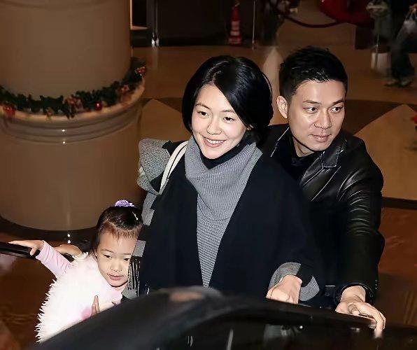 56岁的许雅钧出现在厦门某餐厅，看后脑身形他最多像三十岁左右，头发乌黑浓密没有一