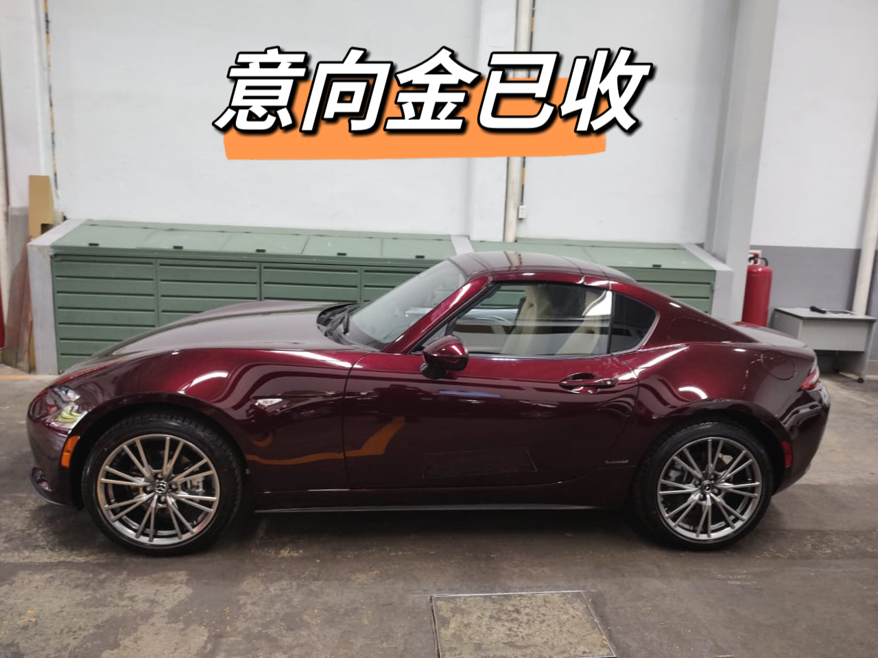 35周年的MX-5其实还有自动挡硬顶版本自动挡硬顶和手动挡软顶，国内售价差不多但