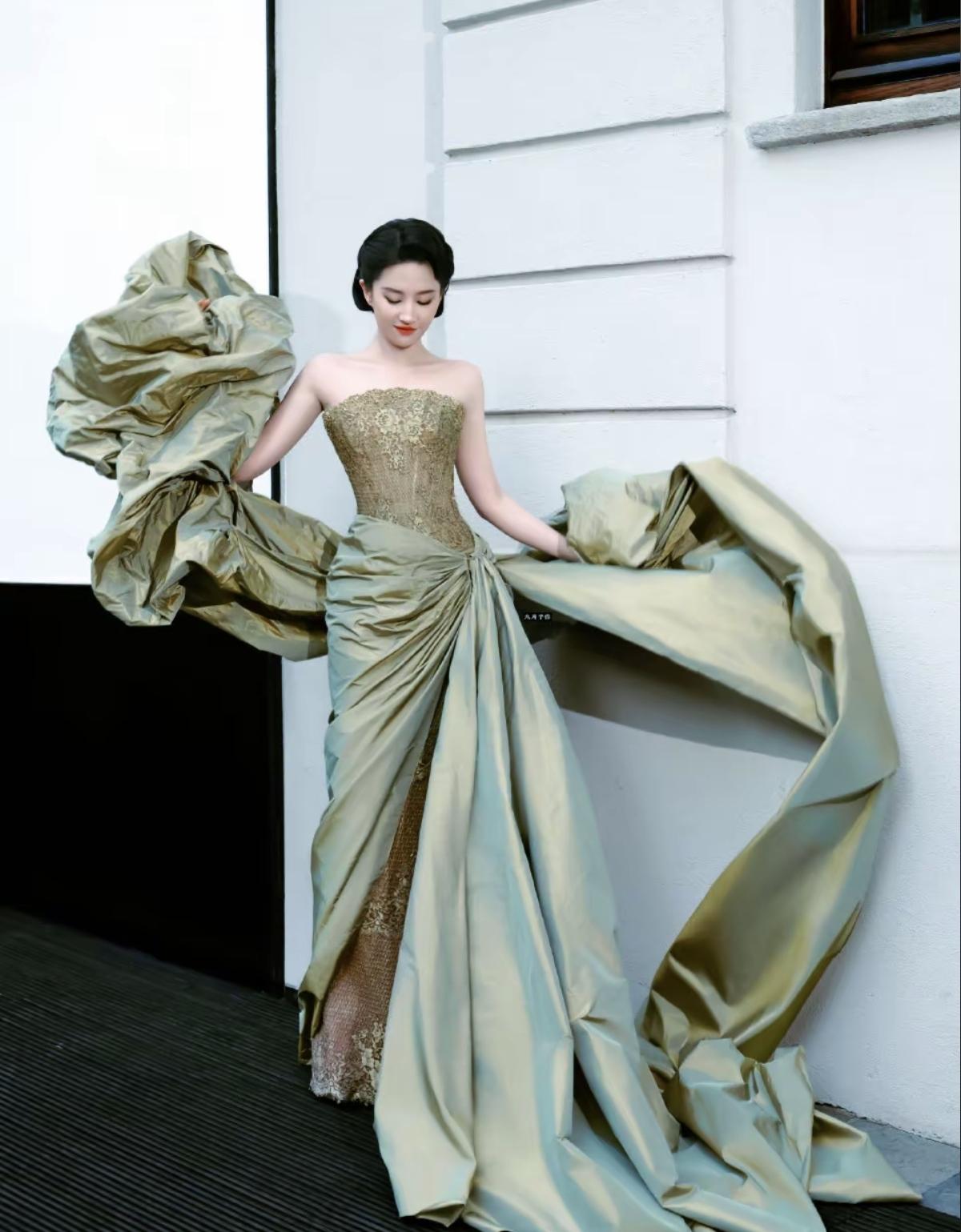 光影里的鎏金褶皱，颈间的钻石微光，是刘亦菲与宝格丽的又一次完美邂逅。复古盘发衬得