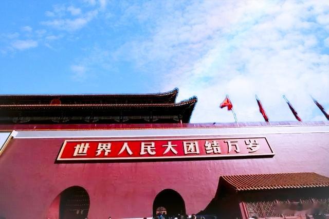 中国游客用嘴咬住落水女子头发救人让我想起了之前一个新闻，韩国海警将救生衣让给中国