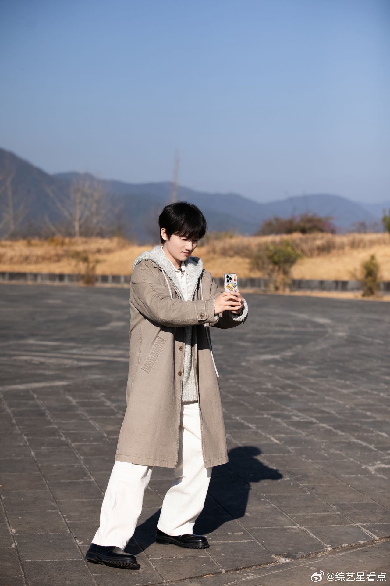 蒋敦豪带十个勤天妈妈团游腾冲 在阳光下散步，在旷野下骑着摩托车。《我家那小子20