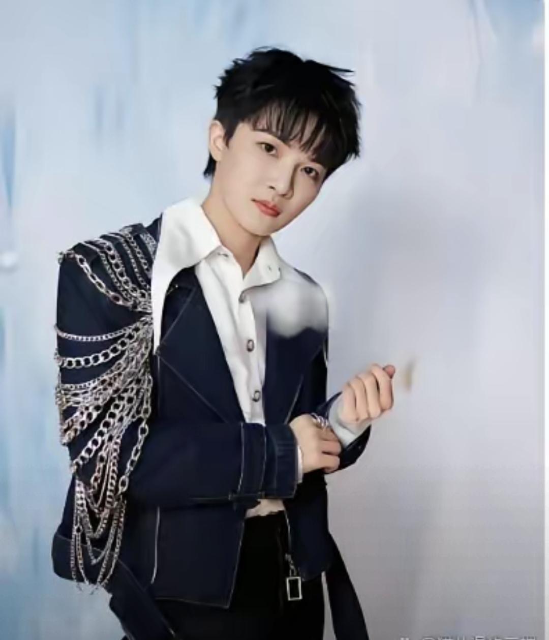 那天《吉量》刚演完，灯还亮着，观众没走完，周深在后台通道半蹲下来，挨个把红封递过