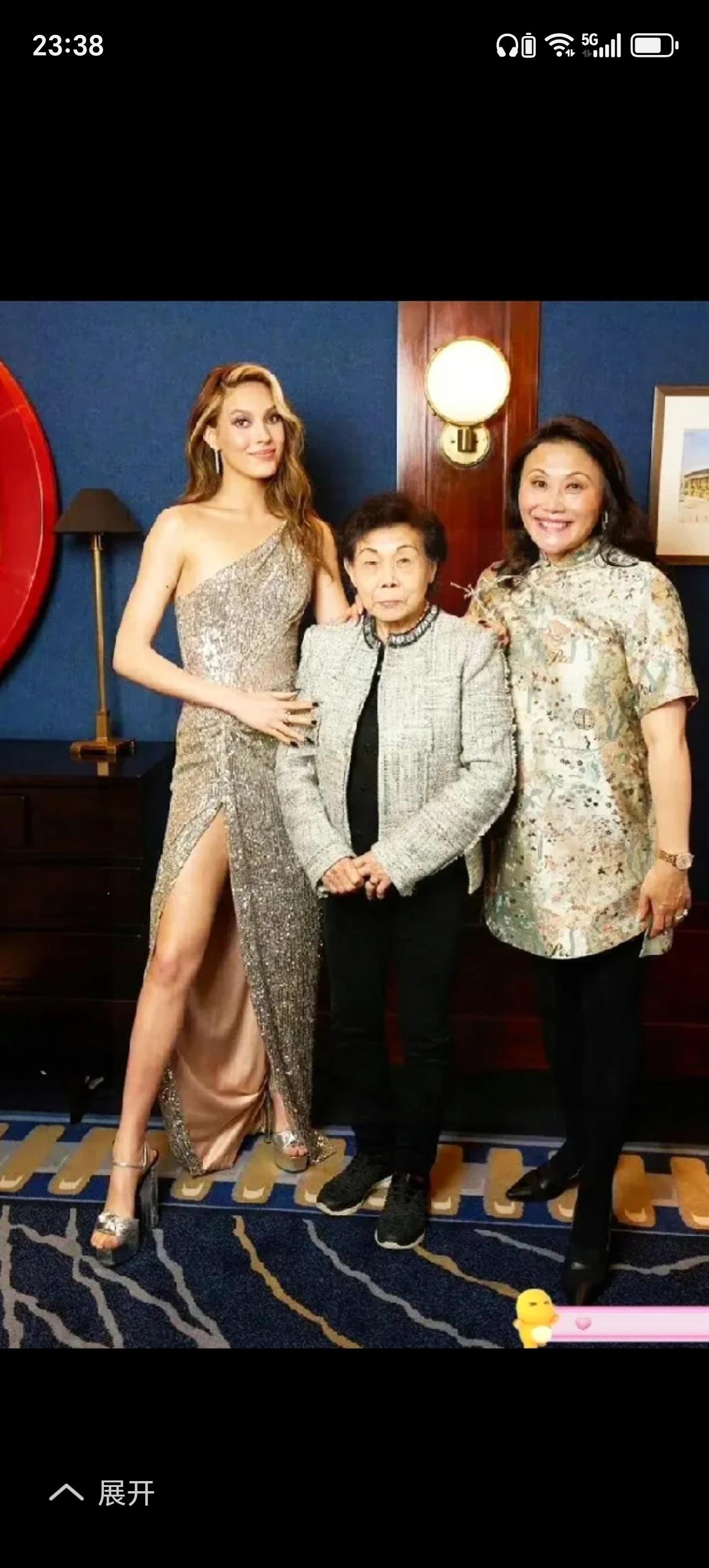 太让人心疼了！
刚刚在赛场上拿到金牌，却收到了奶奶离开的消息。谷爱凌在接受总台《